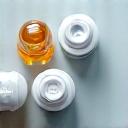Capsule di CoQ10, vitamine del gruppo B e ferro, ben organizzate in contenitori eleganti